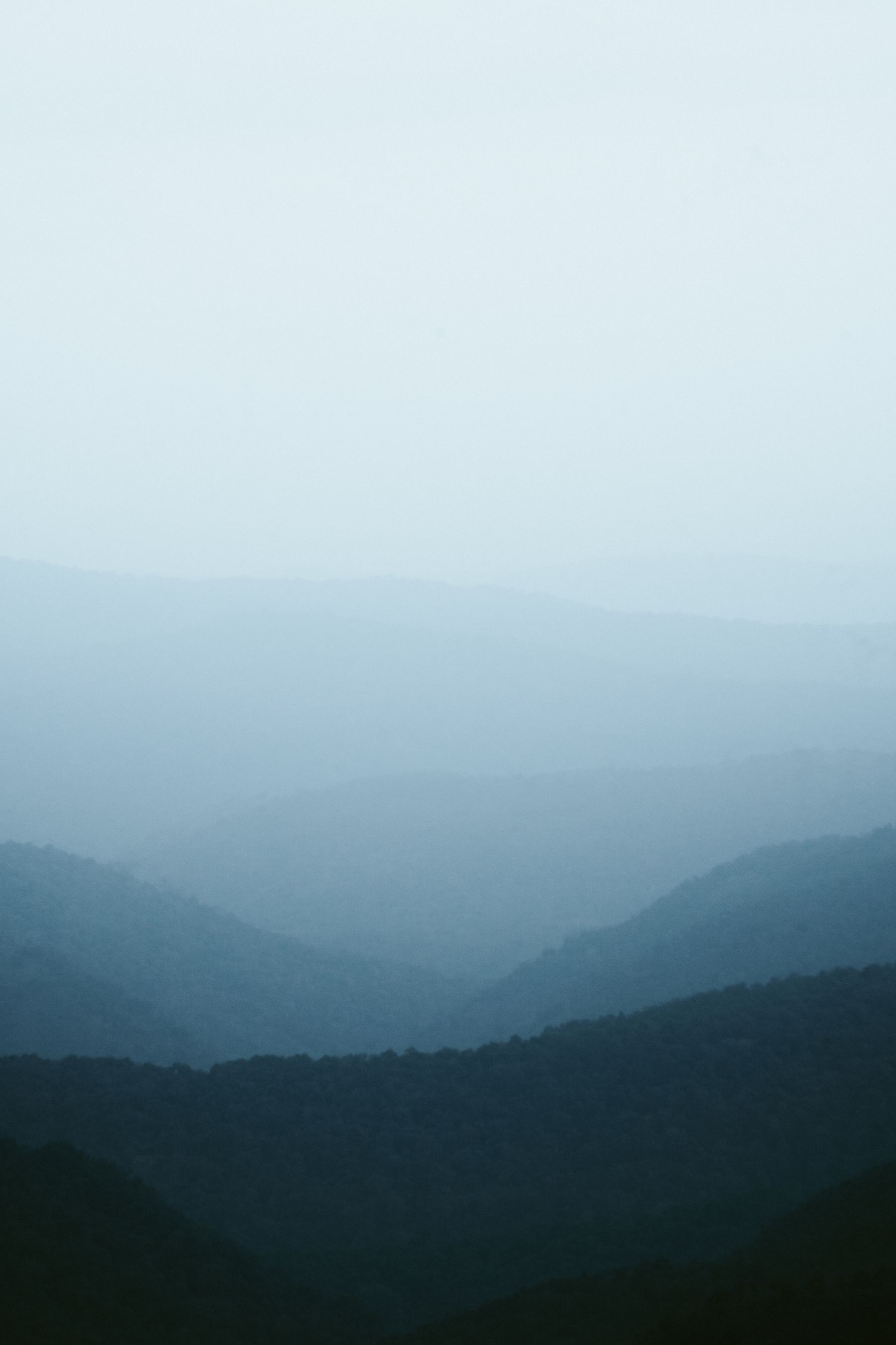 Cordilleras que se difuminan en capas de niebla azul hacia el horizonte